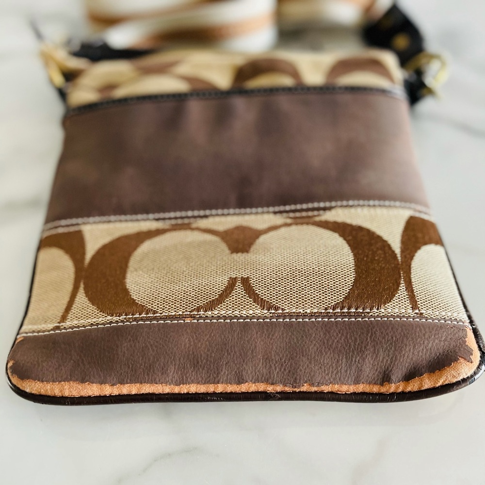 Coach Purse. - Picture 3 of 4